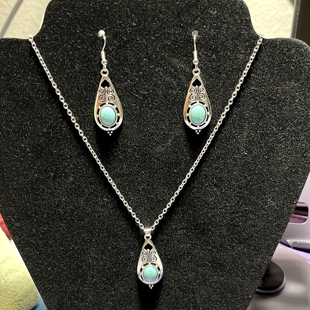 Turquoise Rhinestone Pendant Teardrop Earrings Necklace Set.